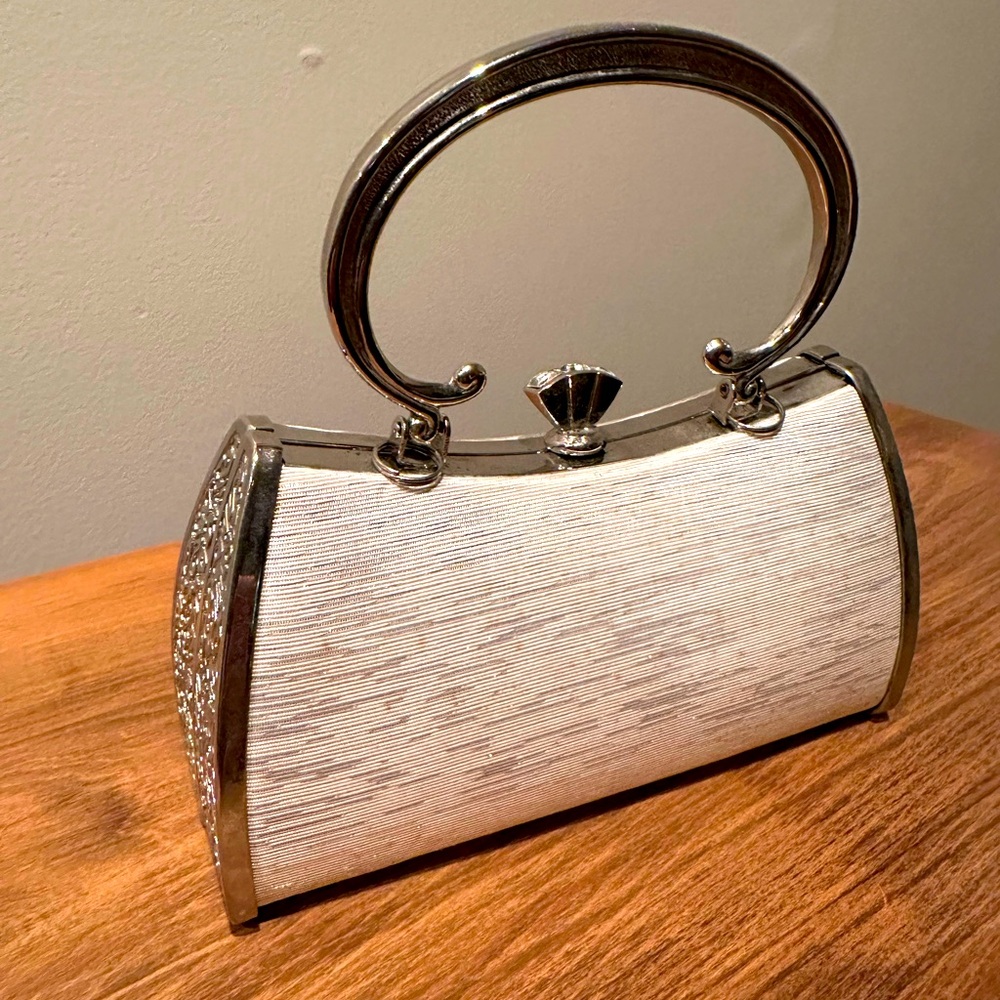 Sapo Club Argentina Elegant Metal Purse with Silver Accents